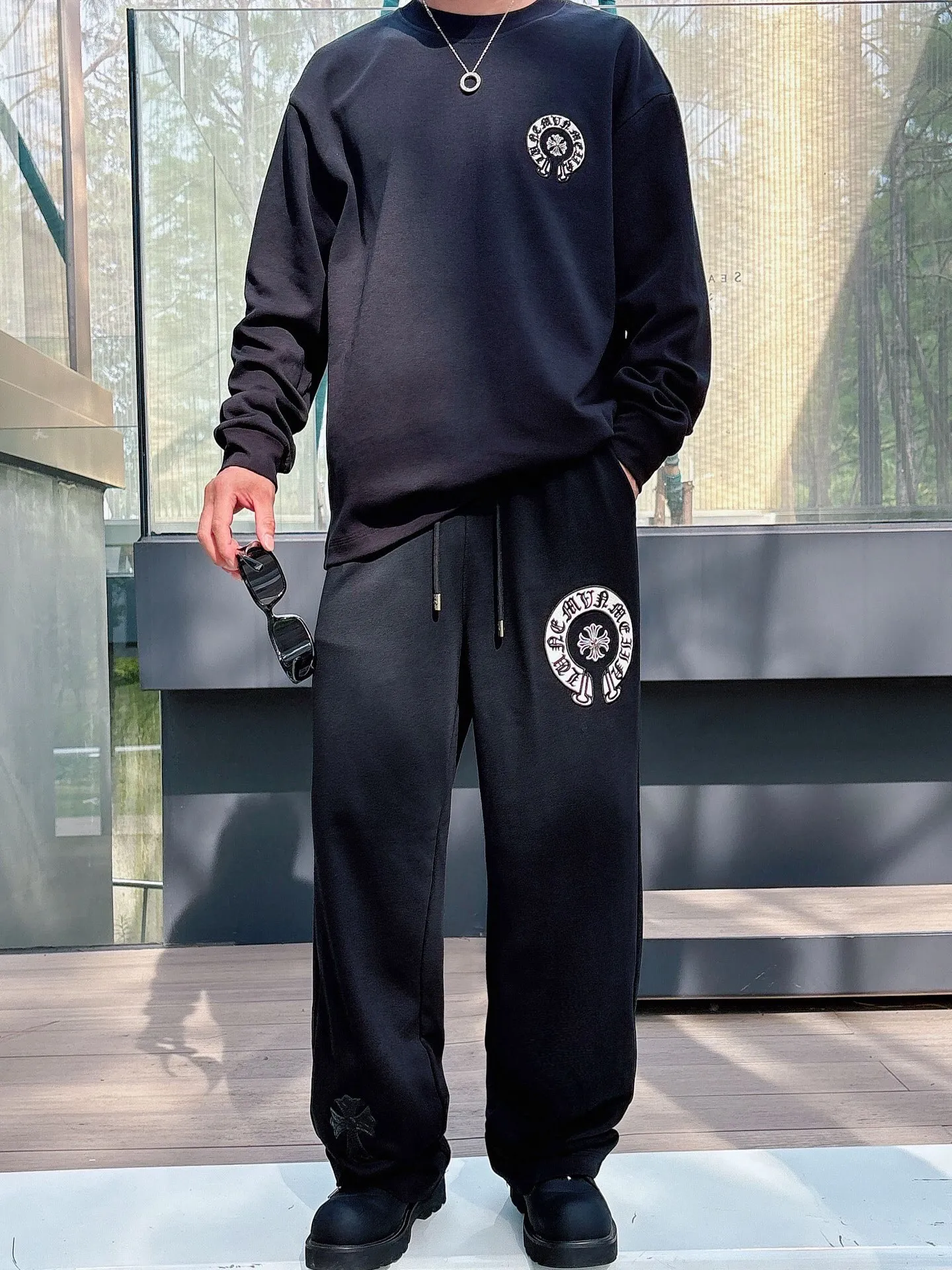 P486 ChromeHearts ChromeHearts terry pants. The pursuit of quality absolutely guarantees quality! The texture is clearly visible, the texture is soft, delicate and smooth, and the customized three-dimensional embroidery and leather craftsmanship are full of drape! The workmanship is fine and the shoulder lines are smooth. All imported chain machines are used to make the shoulder rolling strips. It has a certain thickness and is not made of cheap material but has a shiny feel that is comfortable and not tight on the upper body. It is the most avant-garde street item that can be easily matched by both men and women!  Color: black white Size: m-3xl Style number: 3750